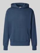 Levi's® Hoodie mit Känguru-Tasche und Label-Stitching in Jeansblau, Gr...