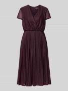 Vera Mont Cocktailkleid mit V-Ausschnitt und Plisseefalten in Bordeaux...