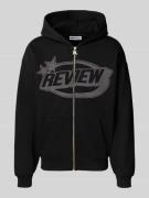 REVIEW Sweatjacke mit Label-Print in Black, Größe L