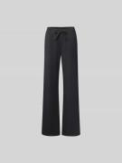 Juvia Wide Fit Sweathose mit elastischem Bund in Black, Größe L