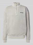 Pegador Oversized Sweatshirt mit kurzem Reißverschluss in Hellgrau, Gr...