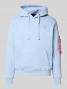 Alpha Industries Regular Fit Hoodie mit Logo-Patch in Hellblau, Größe ...