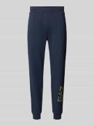 EA7 Emporio Armani Sweatpants mit elastischem Bund und Label-Print in ...