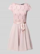Swing Cocktailkleid mit Spitzenbesatz und Bindegürtel in Rosa, Größe 3...