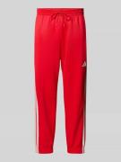adidas Sportswear Sweatpants mit Logo und elastischem Bund in Rot, Grö...