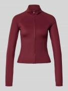 Gina Tricot Slim Fit Sweatjacke mit Stehkragen Modell 'Yoga' in Bordea...