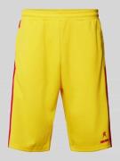 REVIEW Regular Fit Shorts mit Label-Print in GELB, Größe S