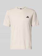adidas Training Funktionsshirt mit Logo und Rundhalsausschnitt in Beig...