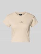 adidas Sportswear Cropped T-Shirt mit Label-Print in Beige, Größe L