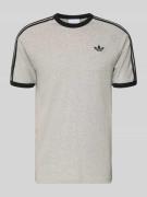 adidas Originals T-Shirt mit Label-Stitching in Mittelgrau Melange, Gr...