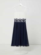 G.O.L. Kleid aus Chiffon mit ornamentaler Spitze in Marine, Größe 170