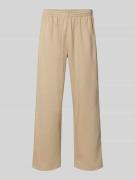 adidas Originals Wide Fit Sweatpants mit elastischem Bund in Beige, Gr...