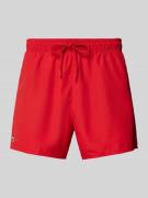 Lacoste Regular Fit Badeshorts mit Logo-Badge in Rot, Größe S