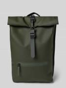 RAINS Rolltop-Rucksack mit verstellbaren Schulterriemen in Oliv, Größe...