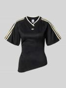 adidas Originals T-Shirt mit V-Ausschnitt in Black, Größe L