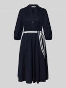 More & More Hemdblusenkleid mit V-Ausschnitt und Bindegürtel in Marine...