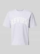 REVIEW T-Shirt mit Label-Print und Rundhalsausschnitt in Hellgrau Mela...