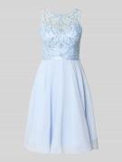 Luxuar Cocktailkleid mit Strasssteinbesatz in Hellblau, Größe 32