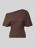 Gina Tricot Regular Fit T-Shirt im asymmetrischen Design in Schoko, Gr...