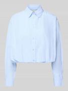 Neo Noir Cropped Bluse mit Hemdblusenkragen Modell 'Emmana' in Hellbla...