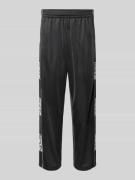 EA7 Emporio Armani Trainingshose mit seitlichen Knopfleisten in Black,...