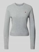 REVIEW Eng anliegender Strickpullover mit Rundhalsausschnitt in Hellgr...