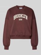 REVIEW Sweatshirt mit Label-Print und Rundhalsausschnitt in Mittelbrau...