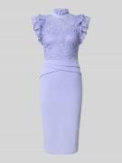 Lipsy Slim Fit Midikleid mit Spitzenbesatz in Flieder, Größe 32