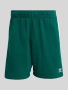 adidas Originals Regular Fit Sweatshorts mit Logo-Detail in Gruen, Grö...