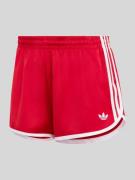 adidas Originals Comfort Fit Trainingsshorts mit Logo-Detail in Rot, G...