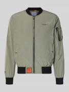 Original Bombers Bomberjacke mit Label-Patch und Eingrifftaschen in Ol...