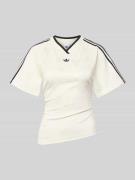 adidas Originals Regular Fit T-Shirt mit asymmetrischem Schnitt in Wei...