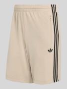 adidas Originals Regular Fit Trainingsshorts mit Logo Stitching in Bei...