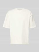 REVIEW T-Shirt mit Label-Stitching und Rundhalsausschnitt in Offwhite,...