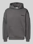 REVIEW Hoodie mit Logo und Känguru-Tasche in Dunkelgrau, Größe L