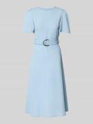 Rinascimento Cocktailkleid mit Gürtel und Rundhalsausschnitt in Hellbl...