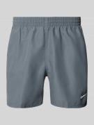 Nike Badeshorts mit Logo-Stitching und Eingrifftaschen in Mittelgrau, ...