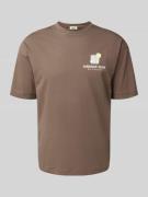Drykorn T-Shirt mit Motiv-Print und Rundhalsausschnitt in Dunkelbraun,...