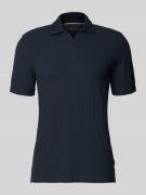 bugatti Slim Fit Poloshirt mit Strukturmuster und V-Ausschnitt in Mari...