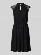Vero Moda Tailliertes Freizeitkleid mit Spitzenbesatz Modell 'MILLA' i...