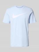 Nike T-Shirt mit Logo-Print Modell 'Swoosh' in Hellblau, Größe L