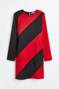 H&M Kleid aus Crinklestoff Rot/Schwarz, Alltagskleider in Größe 38. Fa...