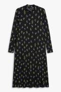 Monki Midi-Rollkragenkleid mit Blumen, schwarz Schwarzer Blumenstrauß,...