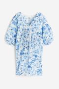 H&M MAMA Kleid mit Broderie Anglaise Weiß/Blau geblümt, Kleider in Grö...