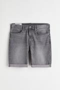 H&M Jeansshorts Slim Denimgrau in Größe W 42. Farbe: Denim grey