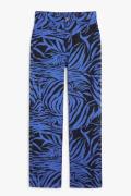 Monki Hose im Denim-Stil mit Print Blau Tigerprint, Chinohosen in Größ...