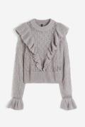 H&M Pointellestrick-Pullover mit Volants Grau in Größe S. Farbe: Grey
