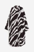 H&M Oversized Blusenkleid Schwarz/Zebraprint, Alltagskleider in Größe ...