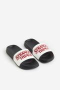 H&M Bedruckte Poolsandalen Weiß/Stranger Things in Größe 34/35. Farbe:...