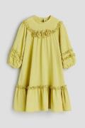 H&M Plumetis-Kleid mit Volants Mattgelb, Kleider in Größe 92. Farbe: D...